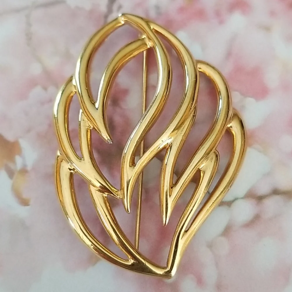Vintage Signed MONET Goldtone Leaf Design Brooch Pin